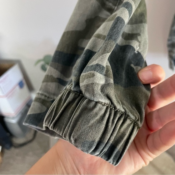 [Express] Women's Camo Print High Rise Jogger Style Straight Leg Cargo Pants - Picture 4 of 9